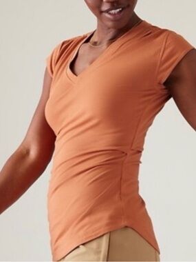 Athleta Outbound V-Neck Tee Short Sleeve Top in Baked Clay Women’s 1X